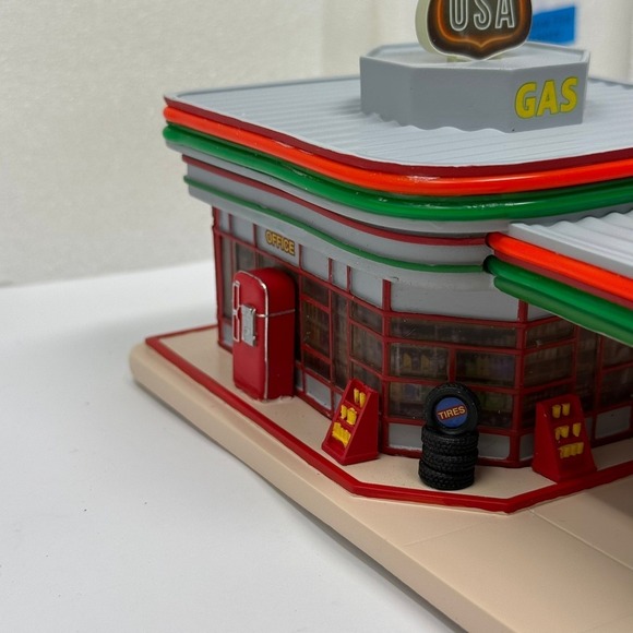 Hawthorne Village Route USA Illuminated Gas Station Sculpture 14-02395-001 A0954 - Picture 3 of 11